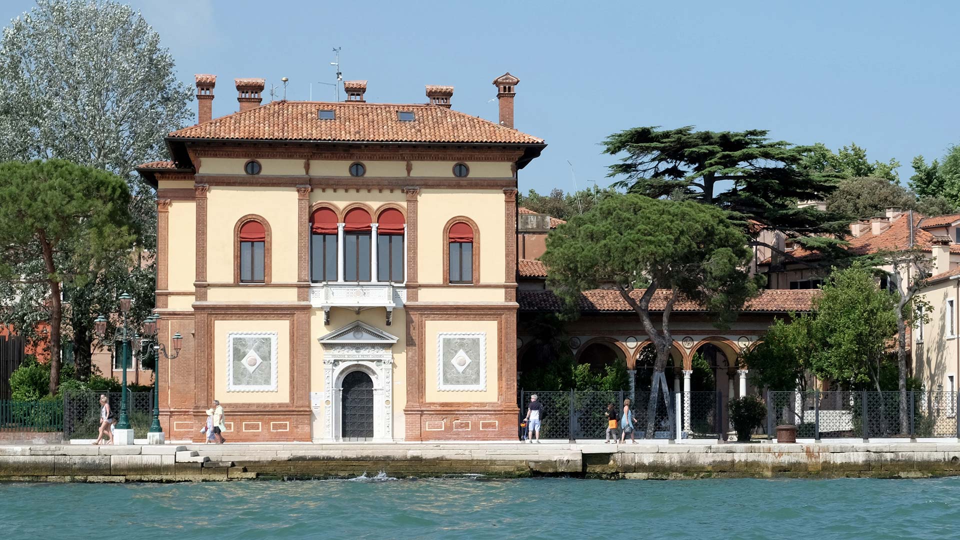 venue-sml-5 front façade of the Palazzina Canonica located on the Riva dei Sette Martiri